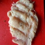 Strooi wat peper en zout over de kipfilet