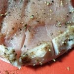 Ribkarbonade met een paar sneetjes in de vetrand
