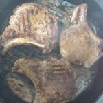 Grillpan met aan beide zijden gebruinde ribkarbonades