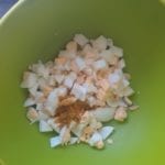 Kom met eieren en kerriepoeder