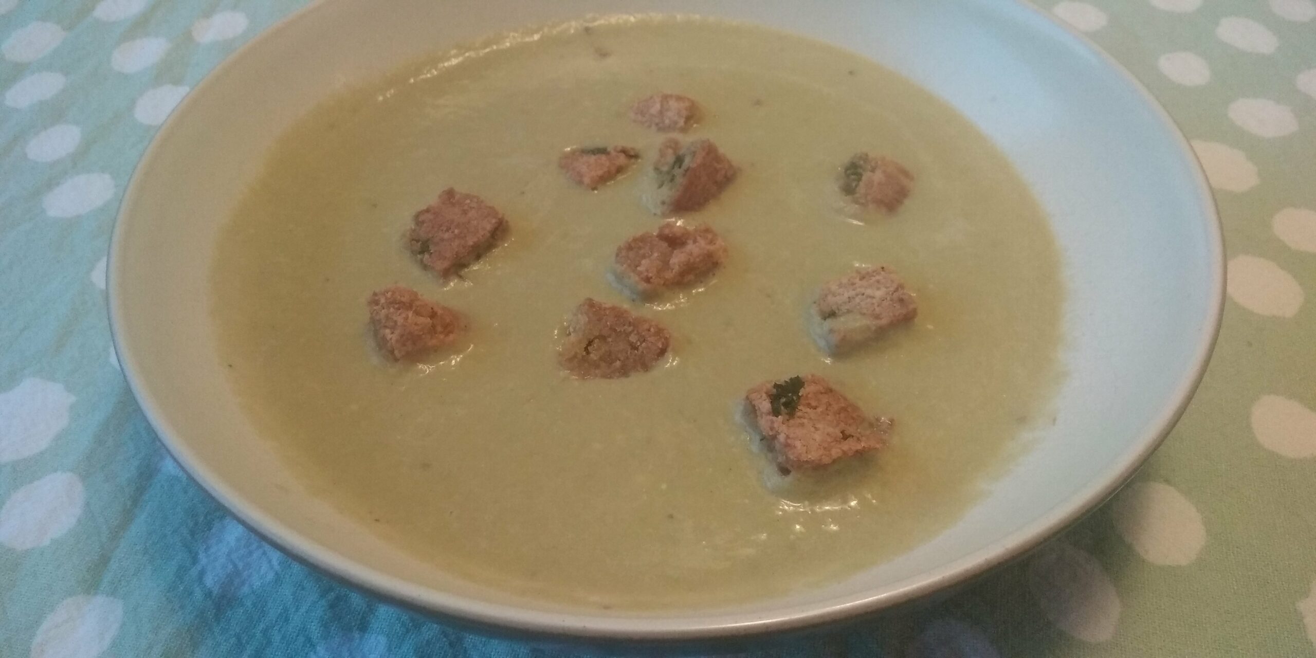 Keto asperge soep met croutons Keto aspergesoep met keto croutons