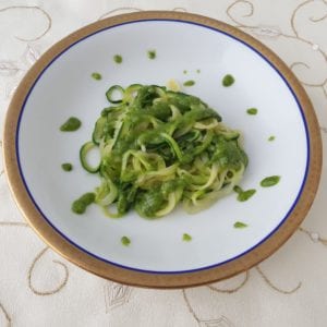 Keto courgette spaghetti met macadamia pesto
