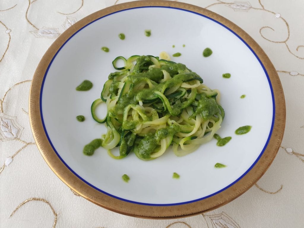 Keto courgette spaghetti met macadamia pesto