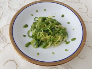 Keto courgette spaghetti met macadamia pesto