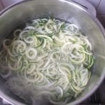 pan met courgette spaghetti in water