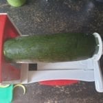 Zet de courgette in de spiraalsnijder