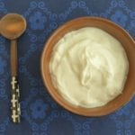 Kom met labneh en houten lepel