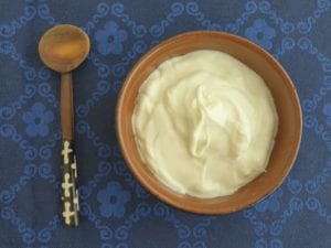 Kom met labneh en houten lepel