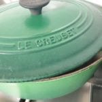 Deksel bijna helemaal op de braadpan