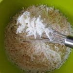 Voeg de Parmezaanse kaas aan de kom met eieren toe