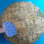 Voeg de gegaarde courgette aan de kom met eieren toe