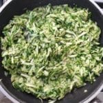 Geraspte courgette in een koekenpan op laag-matig vuur laten garen