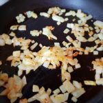 Ui en knoflook fruiten