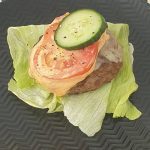 Leg de burger op de ijsbergsla en leg tomaat en komkommer plus sausje op de burger