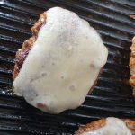 Fontina op de burger onder de grill laten smelten