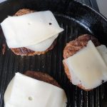 Fontina op de burgers leggen