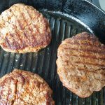 Burgers aan beide zijden bakken
