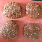 Maak elke portie gehakt in een burger