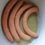 Kipworstjes in boter bakken