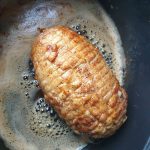 Bruin de rollade aan alle kanten op matig-hoog vuur