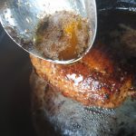 Bedruip de kiprollade regelmatig met jus