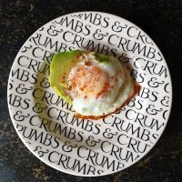 Avocado mandje met ei