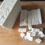 Houten snijplank met een stuk feta