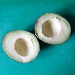 Haal de pit uit de avocado