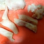 Rode snijplank met kipfilet