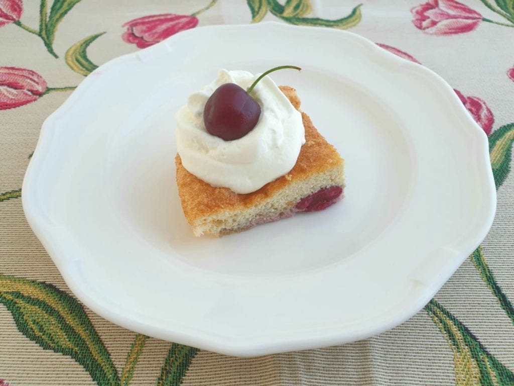 Bordje met stukje kersenclafouti
