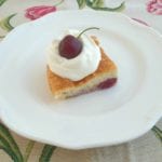 Bordje met stukje kersenclafouti