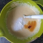 Kom met beslag met bakpoeder en vanille aroma