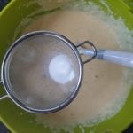 Bakpoeder in theezeefje