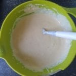Kom met clafouti beslag