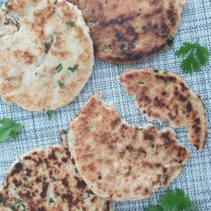 Ronde keto naan met verse koriander