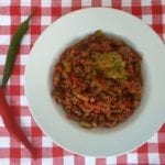 Diep bord met Chili con Carne met salsa