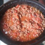 Braadpan met gehakt en tomatenblokjes uit blik