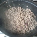 Braadpan met gebruind gehakt