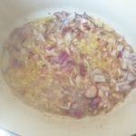 Braadpan met gefruite ui in roomboter