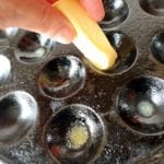 Poffertjes pan met staafje roomboter invetten