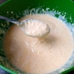 Kom met stevig poffertjes beslag