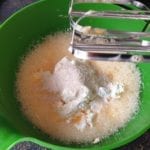 Kom met poffertjes beslag