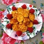 Bord met poffertjes en frambozen
