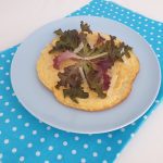 Garneer met wat sla en krullen Parmezaanse kaas