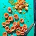 Uitgeholde cherry tomaatjes met wat zout en peper