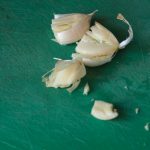 Knoflook kneuzen en dan pellen