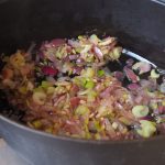 Ui, knoflook en selderij laten fruiten