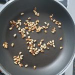 pijnboompitten in hete koekenpan roosteren zonder olie