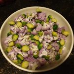 Spruitjes halveren en bij de bloemkool doen