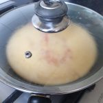 Doe de deksel op de pan en laat op laag vuur garen